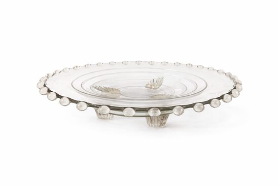 Stikla trauks ar bumbiņu malu